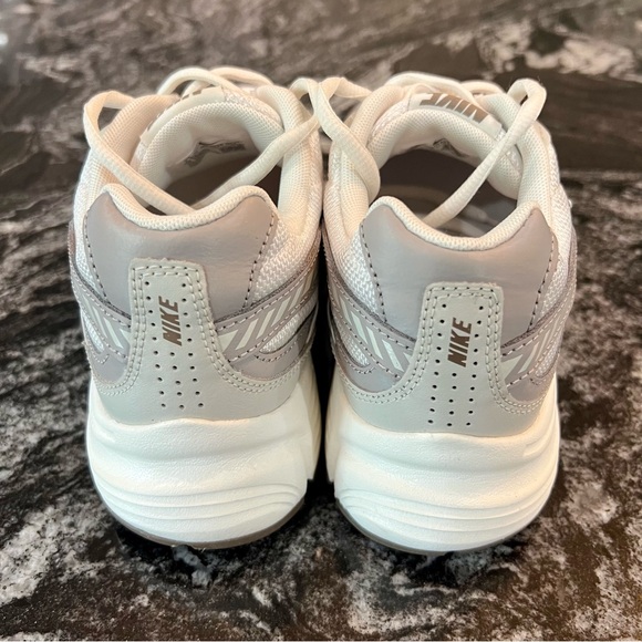 Nike Women’s Initiator Retro Sneaker - Picture 8 of 9